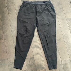 New never worn Lululemon men’s surge hybrid swestpants size L